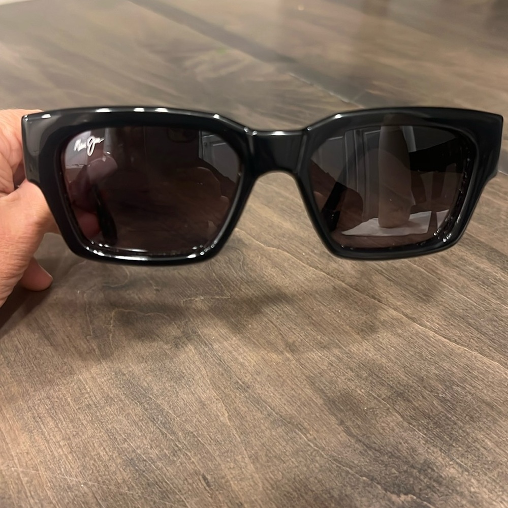 Brand new Shiny black rectangle sunglasses   Maui Jim # GS642-14.  Never worn !
